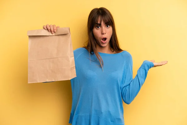 Pretty Woman Looking Surprised Shocked Jaw Dropped Holding Object Take — Stock Photo, Image