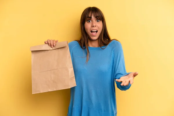 Pretty Woman Feeling Extremely Shocked Surprised Take Away Fast Food — Fotografia de Stock