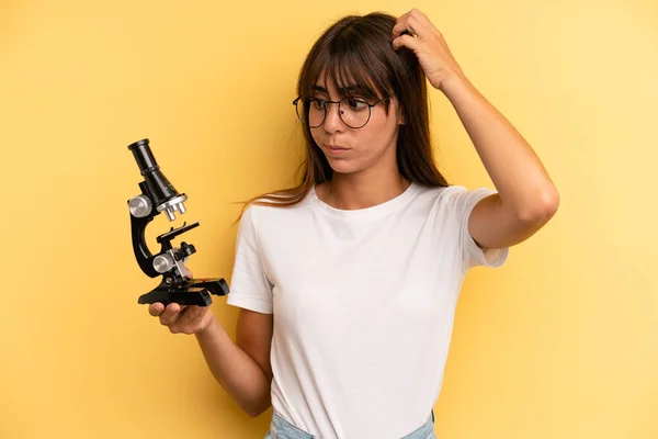 Hispanic Woman Feeling Puzzled Confused Scratching Head Scients Student Concept — Stock Photo, Image