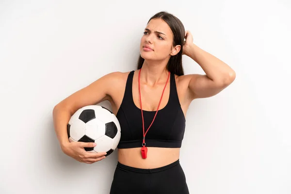 Jolie Fille Souriant Joyeusement Rêvant Doutant Concept Soccer Fitness — Photo