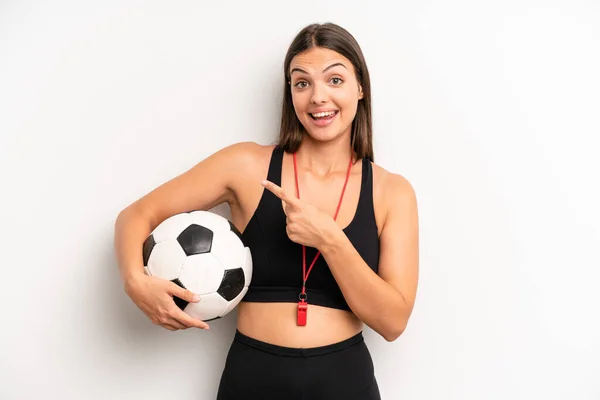 Mooi Meisje Kijkt Opgewonden Verrast Wijzend Naar Zijkant Voetbal Fitnessconcept — Stockfoto