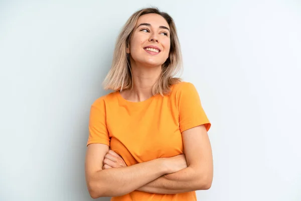 Jong Volwassen Mooie Vrouw Voelt Zich Gelukkig Trots Hoopvol Afvragen — Stockfoto