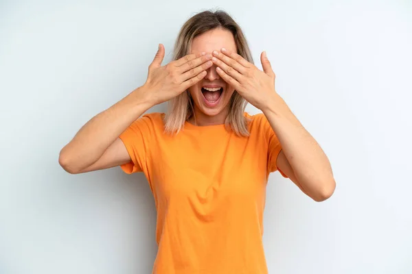 Giovane Donna Bella Adulta Sorridente Felice Coprendo Gli Occhi Con — Foto Stock