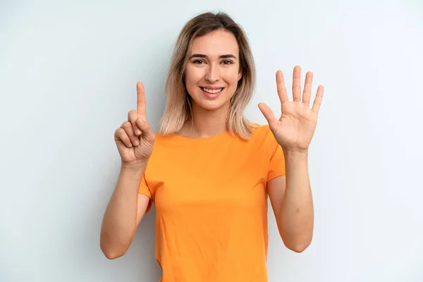 Jovem Mulher Bonita Adulto Sorrindo Olhando Amigável Mostrando Número Seis — Fotografia de Stock