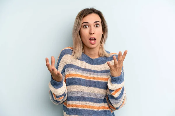 Young Adult Pretty Woman Open Mouthed Amazed Shocked Astonished Unbelievable — Stock Photo, Image