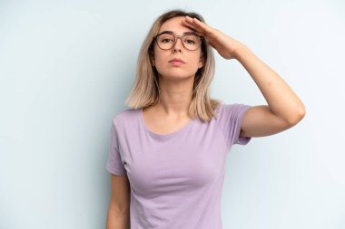 Genç ve güzel bir kadın kızgın bir ifadeyle agresif bir şekilde bağırıyor ya da yumruklarıyla başarıyı kutluyor.