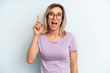 Genç ve güzel bir kadın bir fikri fark ettikten sonra mutlu ve heyecanlı bir dahi gibi hissediyor, neşeli bir şekilde parmağını kaldırıyor, eureka!