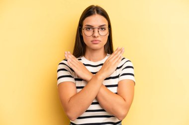 Genç ve güzel bir kadın senin tavırlarından rahatsız ve bıkkın görünüyor. Yeter artık! Eller önde çapraz, durmanı söylüyor.