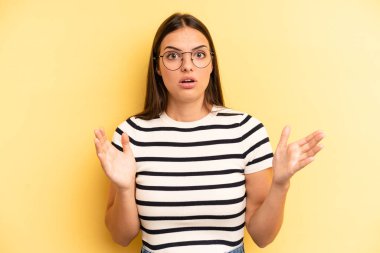 Genç ve güzel bir kadın şok olmuş ve şaşırmış görünüyor, inanılmaz bir şey fark ettiğinde çene şaşkın