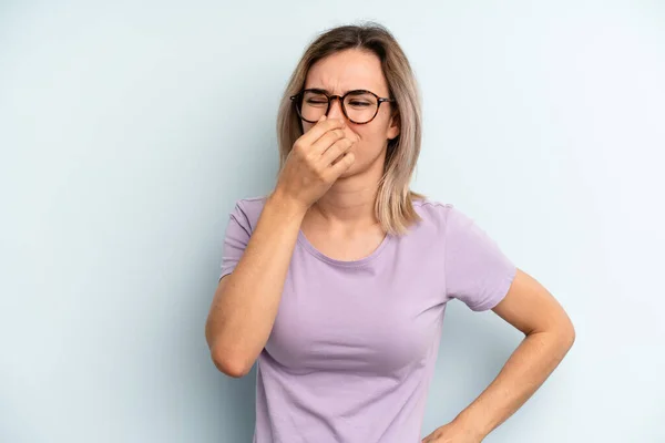 Young Adult Pretty Woman Feeling Disgusted Holding Nose Avoid Smelling — Foto Stock