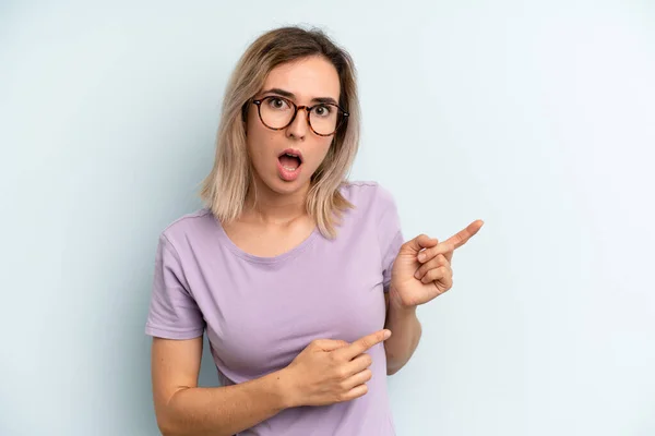 Young Adult Pretty Woman Feeling Shocked Surprised Pointing Copy Space — Stock Photo, Image