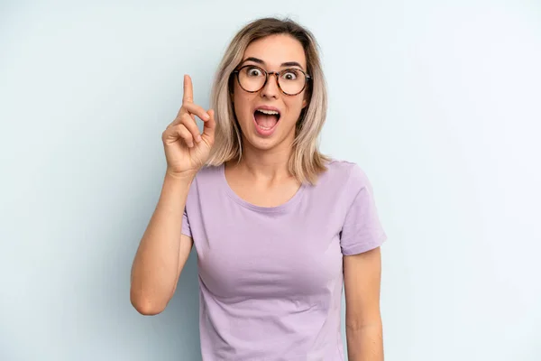 Jong Volwassene Mooi Vrouw Gevoel Als Een Gelukkig Opgewonden Genie — Stockfoto