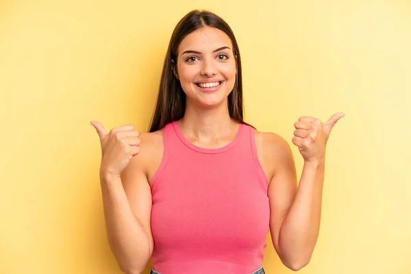 Giovane Donna Bella Adulta Sorridente Gioiosamente Guardando Felice Sentendosi Spensierato — Foto Stock