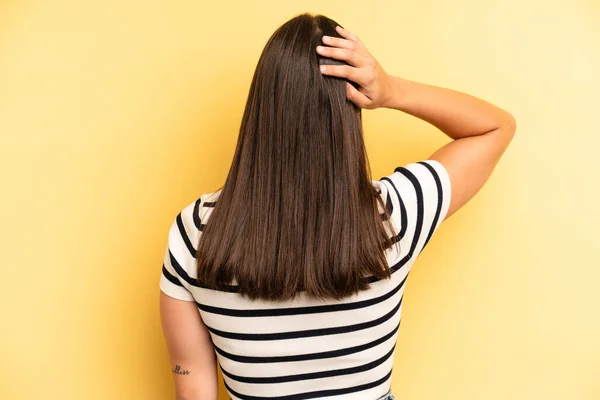 Junge Erwachsene Hübsche Frau Die Denkt Oder Zweifelt Sich Kopf — Stockfoto