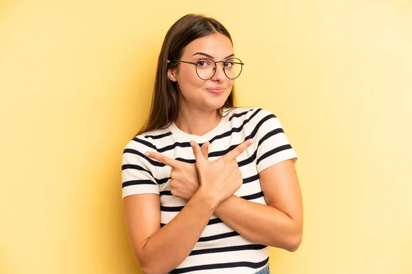 Jovem Mulher Bonita Adulto Olhando Confuso Confuso Inseguro Apontando Direções — Fotografia de Stock