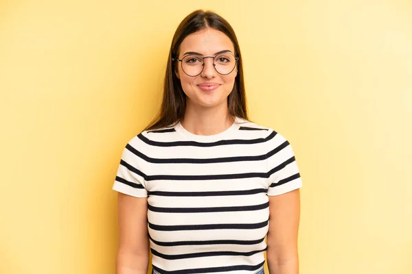 Junge Erwachsene Hübsche Frau Lächelt Positiv Und Selbstbewusst Sieht Zufrieden — Stockfoto