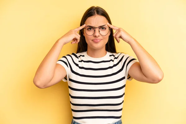 Giovane Donna Carina Adulta Che Guarda Concentrata Pensa Intensamente Idea — Foto Stock