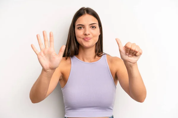 Joven Adulto Bonita Mujer Sonriendo Buscando Amigable Mostrando Número Seis — Foto de Stock