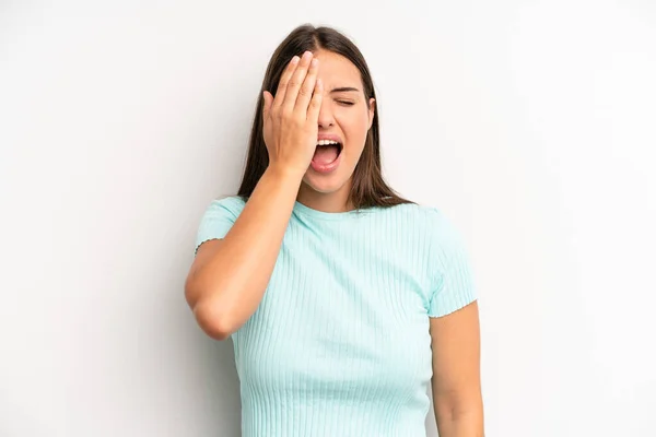 Giovane Donna Carina Adulta Che Sembra Assonnata Annoiata Sbadigliante Con — Foto Stock