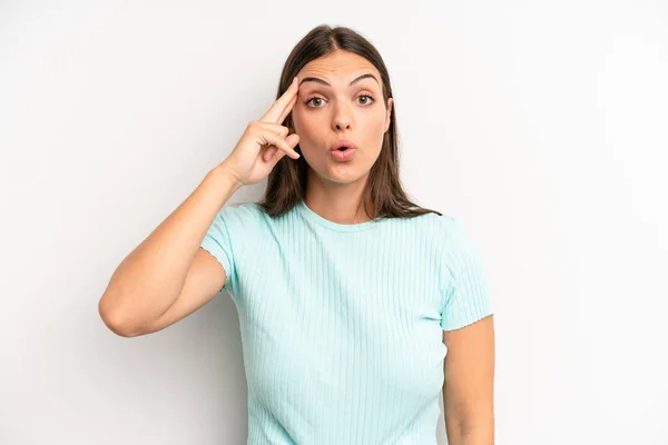 Jong Volwassen Mooie Vrouw Zoek Verrast Open Mond Geschokt Realiseert — Stockfoto