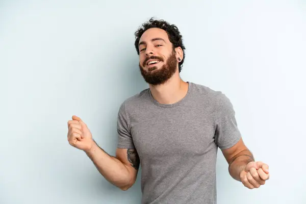 Jovem Adulto Barbudo Homem Sorrindo Sentindo Despreocupado Relaxado Feliz Dançando — Fotografia de Stock