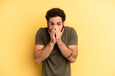Genç, sakallı, endişeli, umutlu ve dindar bir adam avuçlarına bastırılmış, af dileyen sadık bir şekilde dua ediyor.