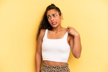 İspanyol güzel bir kadın stresli, endişeli, yorgun ve hayal kırıklığına uğramış, gömleğini çekmiş, sıkıntılı görünüyor.