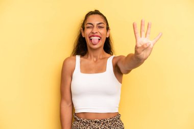 İspanyol güzel kadın gülümsüyor ve arkadaş canlısı görünüyor. Elleri önde, geriye doğru sayıyor.