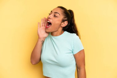 İspanyol güzel kadın profil görüşü, mutlu ve heyecanlı görünüyor, bağırıyor ve kenardaki boşluğu kopyalamak için arıyor