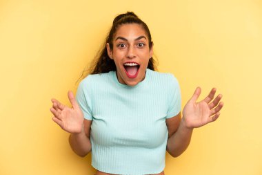 İspanyol güzel kadın kendini mutlu, şaşkın, şanslı ve şaşırmış hissediyor. Sanki her şeyi ciddiye alıyormuş gibi. İnanılmaz!