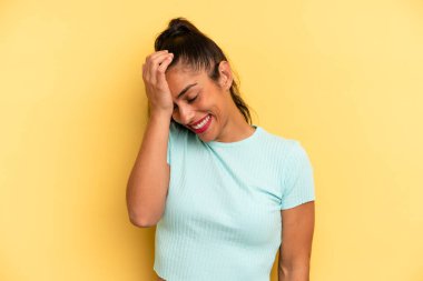 İspanyol güzel kadın gülüyor ve alnına şaplak atıyor. Unuttum ya da aptalca bir hataydı. 