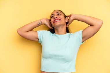 İspanyol güzel kadın gülümsüyor ve rahatlıyor, tatmin oluyor ve kaygısızca gülüyor.