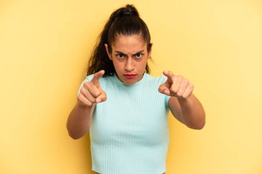 İspanyol asıllı güzel bir kadın kameraya iki parmağıyla ve kızgın bir ifadeyle sana görevini yapmanı söylüyor.