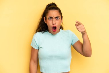 Kızgın, çılgın bir patrona benzeyen sinirli bir ifadeyle kameraya bakan İspanyol güzeli bir kadın.