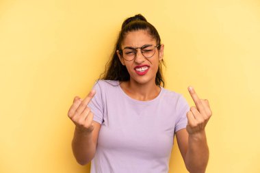 İspanyol güzel kadın kışkırtıcı, agresif ve müstehcen hissediyor. İsyankar bir tavırla orta parmağını hareket ettiriyor.