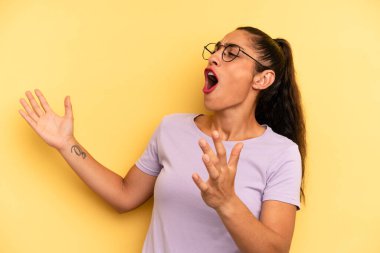 İspanyol güzeli bir kadın opera icra ediyor ya da konserde şarkı söylüyor, romantik, sanatsal ve tutkulu hissediyor.