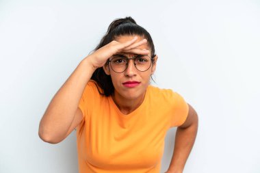 İspanyol güzel kadın şaşkın ve şaşkın bakıyor, el üstünde uzak bakıyor, izliyor ya da arıyor