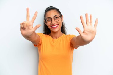 İspanyol güzel kadın gülümsüyor ve arkadaş canlısı görünüyor, 8 ya da 8 numarayı gösteriyor, elleri önde, geri sayıyor.