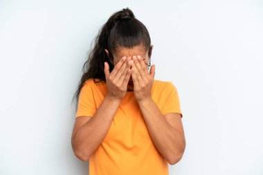 Hispanik güzel kadın üzgün, hayal kırıklığına uğramış, gergin ve depresif, iki eliyle yüzünü kaplayan, ağlayan