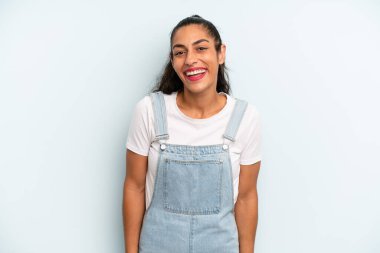 Hispanik güzel bir kadın, büyük, dost canlısı, kaygısız bir gülümsemesi var, pozitif, rahat ve mutlu görünüyor, ürpertici.