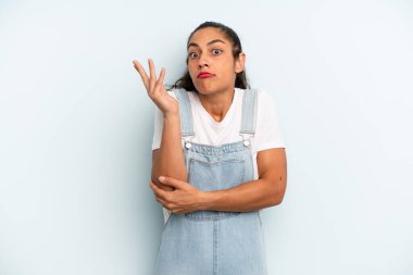 İspanyol güzel kadın, kafası karışık ve bilgisiz, şüpheli bir açıklama ya da düşünceyi merak ediyor.