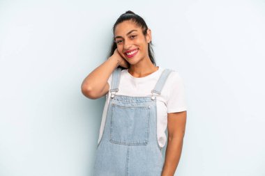 İspanyol güzel kadın neşeli ve kendinden emin bir şekilde gülüyor. Sıradan, mutlu, dostane bir gülümsemeyle.