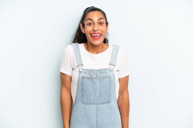 İspanyol güzel kadın mutlu ve hoş bir şekilde şaşırmış görünüyor. Büyülenmiş ve şok olmuş bir ifadeyle heyecanlanıyor.