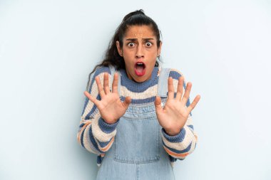 İspanyol güzel kadın korkmuş hissediyor, geri çekiliyor ve korku ve panik içinde bağırıyor, kabusa tepki veriyor.