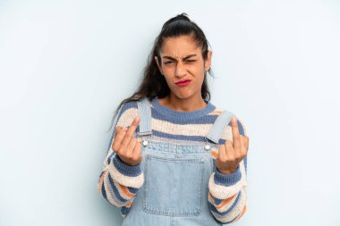 İspanyol güzel kadın kışkırtıcı, agresif ve müstehcen hissediyor. İsyankar bir tavırla orta parmağını hareket ettiriyor.