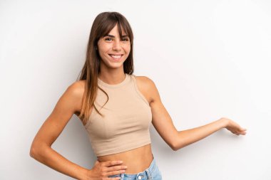 İspanyol güzel kadın kendini mutlu ve neşeli hissediyor, gülümsüyor ve seni hoş karşılıyor, dostça bir jestle içeri davet ediyor.