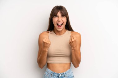 İspanyol asıllı güzel bir kadın sinirli, sinirli bakışlar ve sıkı yumruklar ile agresif bir şekilde bağırıyor.