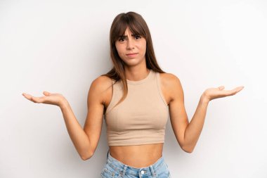 İspanyol güzel kadın şaşkın, şaşkın ve stresli görünüyor, farklı seçenekler arasında merak ediyor, kararsız hissediyor