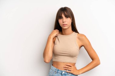 İspanyol güzel bir kadın stresli, endişeli, yorgun ve hayal kırıklığına uğramış, gömleğini çekmiş, sıkıntılı görünüyor.