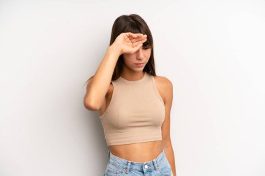 İspanyol güzel kadın stresli, yorgun ve hayal kırıklığına uğramış görünüyor, alnından ter damlıyor, umutsuz ve bitkin hissediyor.